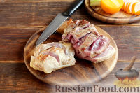 Фото приготовления рецепта: Мясо, запеченное с хурмой, яблоком и луком - шаг №5