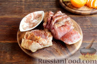 Фото приготовления рецепта: Мясо, запеченное с хурмой, яблоком и луком - шаг №6