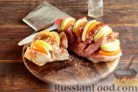 Фото приготовления рецепта: Мясо, запеченное с хурмой, яблоком и луком - шаг №8