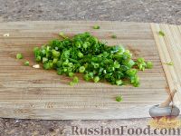 Фото приготовления рецепта: Салат "Переполох" с пекинской капустой, курицей и шампиньонами - шаг №4