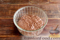 Фото приготовления рецепта: Шоколадный пирог с хурмой - шаг №8