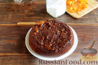 Фото приготовления рецепта: Шоколадный пирог с хурмой - шаг №10