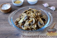 Фото приготовления рецепта: Курица, фаршированная гречкой и грибами - шаг №7