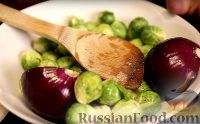 Фото приготовления рецепта: Брюссельская капуста с яблоком и свиной грудинкой - шаг №1