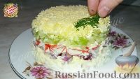 Фото приготовления рецепта: Слоеный салат "Нежность" с крабовыми палочками - шаг №3