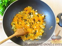 Фото приготовления рецепта: Куриный суп с грибами и плавленым сыром - шаг №5