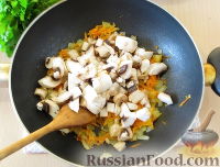 Фото приготовления рецепта: Куриный суп с грибами и плавленым сыром - шаг №6