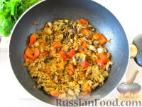 Фото приготовления рецепта: Куриный суп с грибами и плавленым сыром - шаг №8