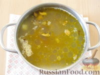 Фото приготовления рецепта: Куриный суп с грибами и плавленым сыром - шаг №12