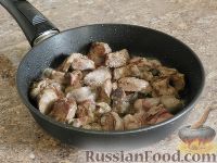 Фото приготовления рецепта: Жаркое из куриной печени, с яблоками и болгарским перцем - шаг №6
