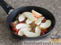 Фото приготовления рецепта: Жаркое из куриной печени, с яблоками и болгарским перцем - шаг №11