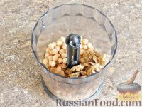 Фото приготовления рецепта: Конфеты из нута, с орехами и корицей - шаг №6