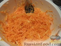 Фото приготовления рецепта: Салат из сырой моркови и репы - шаг №6