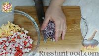 Фото приготовления рецепта: Крабовый салат "Изумительный" с сыром - шаг №1