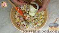 Фото приготовления рецепта: Крабовый салат "Изумительный" с сыром - шаг №2