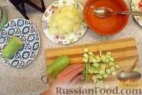 Фото приготовления рецепта: Запечённая гречка с кабачком, луком и сыром - шаг №2