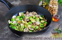Фото приготовления рецепта: Брюссельская капуста с грибами и орехами - шаг №5