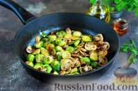Фото приготовления рецепта: Брюссельская капуста с грибами и орехами - шаг №7