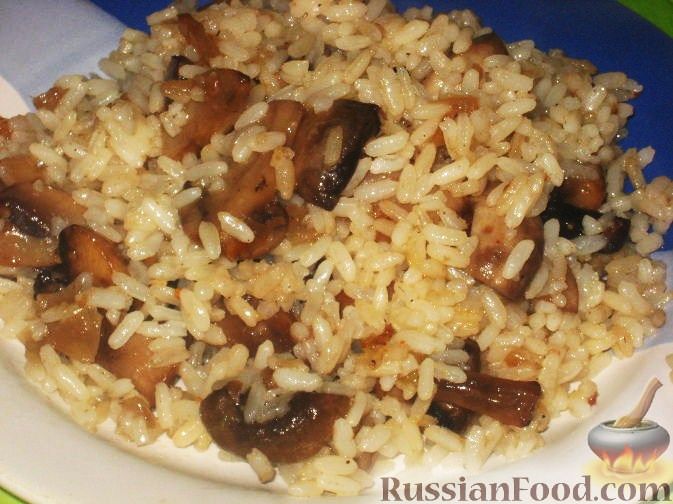 Рис с грибами в сковороде