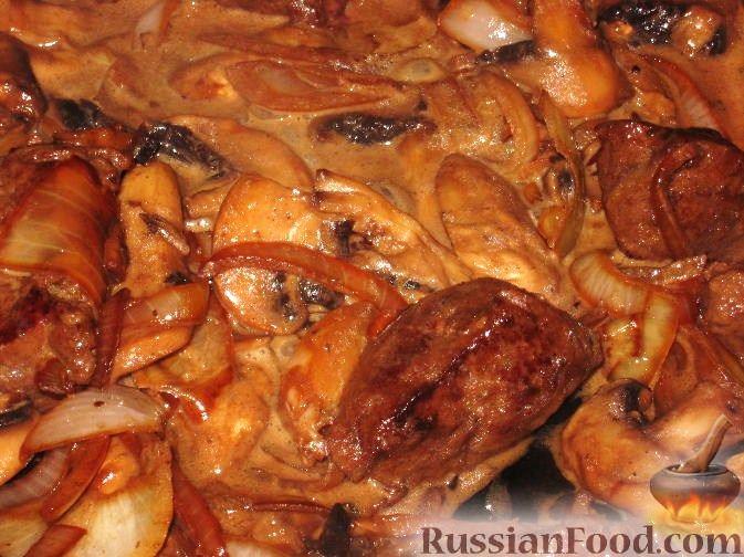 Куриная печенка с грибами в сметане в духовке