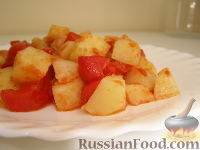 Фото к рецепту: Картофельный салат с болгарским перцем и томатной заправкой
