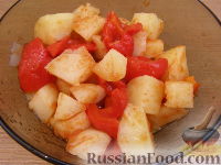 Фото приготовления рецепта: Картофельный салат с болгарским перцем и томатной заправкой - шаг №4