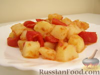 Фото приготовления рецепта: Картофельный салат с болгарским перцем и томатной заправкой - шаг №5