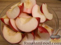 Фото приготовления рецепта: Куриные бедрышки, запеченные с яблоками - шаг №5