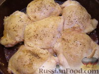 Фото приготовления рецепта: Куриные бедрышки, запеченные с яблоками - шаг №6