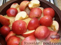 Фото приготовления рецепта: Куриные бедрышки, запеченные с яблоками - шаг №7