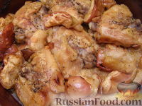 Фото приготовления рецепта: Куриные бедрышки, запеченные с яблоками - шаг №8
