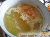 Фото приготовления рецепта: Суп с фрикадельками и цветной капустой - шаг №5