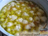 Фото приготовления рецепта: Суп с фрикадельками и цветной капустой - шаг №13