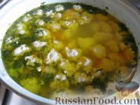 Фото приготовления рецепта: Суп с фрикадельками и цветной капустой - шаг №14