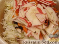 Фото приготовления рецепта: Капустный салат с шампиньонами - шаг №4