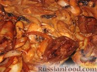 Фото к рецепту: Печень телячья с грибами в сметанном соусе