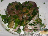 Фото приготовления рецепта: Рыба жареная с зеленью и чесноком - шаг №5