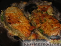Фото приготовления рецепта: Рыба жареная с зеленью и чесноком - шаг №8
