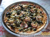 Фото к рецепту: Пицца с сардельками и грибами