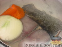 Фото приготовления рецепта: Рыбный суп с рисом - шаг №2