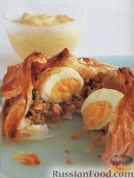 Фото к рецепту: Пирожки из слоеного теста с целым яйцом внутри