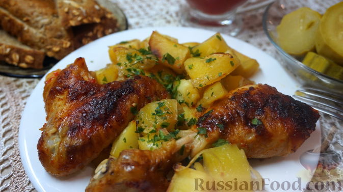 Как приготовить рецепт Курица с картошкой и луком, запеченная в духовке