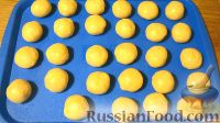 Фото приготовления рецепта: Пирожные "Персики" со сгущенкой - шаг №5