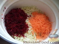 Фото приготовления рецепта: Квашеная капуста со свеклой и морковью - шаг №6