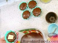Фото приготовления рецепта: Шоколадные кексы с печеньем "Орео" и белым шоколадом - шаг №11