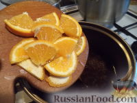 Фото приготовления рецепта: Апельсиновый глинтвейн с корицей - шаг №4