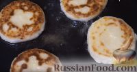 Фото приготовления рецепта: Тыквенный кекс с начинкой из сливочного сыра - шаг №16