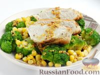 Фото к рецепту: Теплый салат с курицей, брокколи и кукурузой