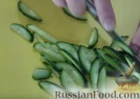 Фото приготовления рецепта: Салат с крабовыми палочками, овощами и хурмой (без майонеза) - шаг №4