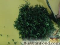Фото приготовления рецепта: Салат с крабовыми палочками, овощами и хурмой (без майонеза) - шаг №7